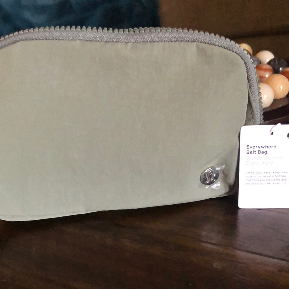 Lululemon Everywhere Belt Bag in green/sage